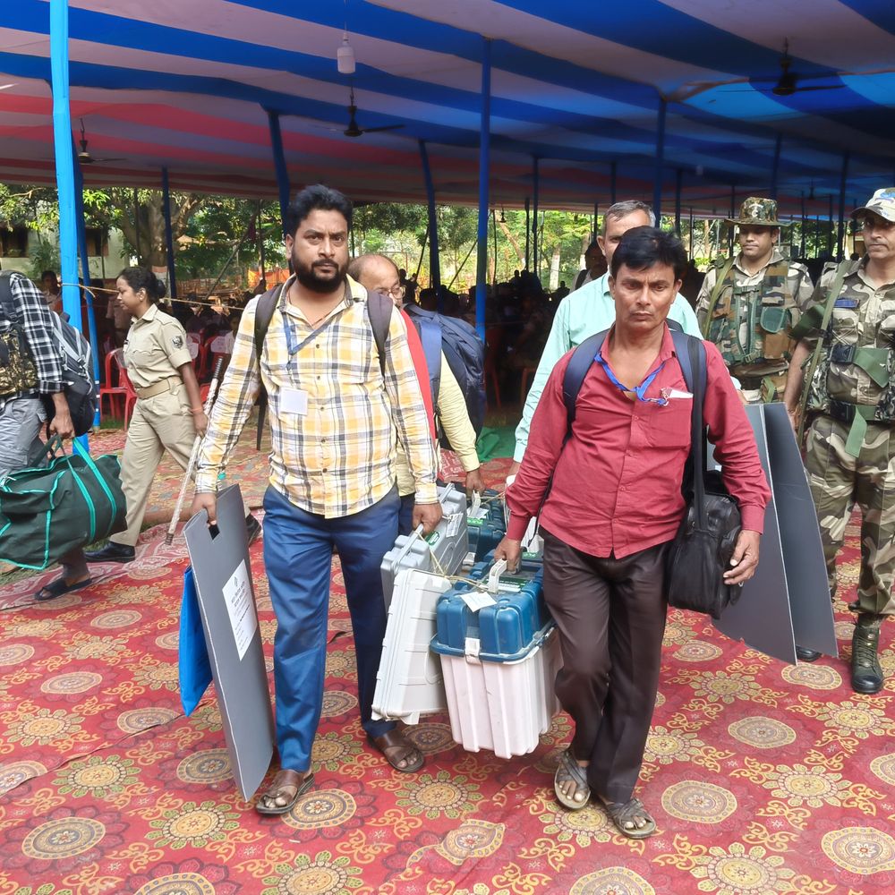 बेगूसराय में ईवीएम लेकर मतदानकर्मी रवाना:7 विधानसभा में वोटिंग के बाद बाजार समिति में रखे जाएंगे ईवीएम, 14 नवंबर को आएंगे नतीजे