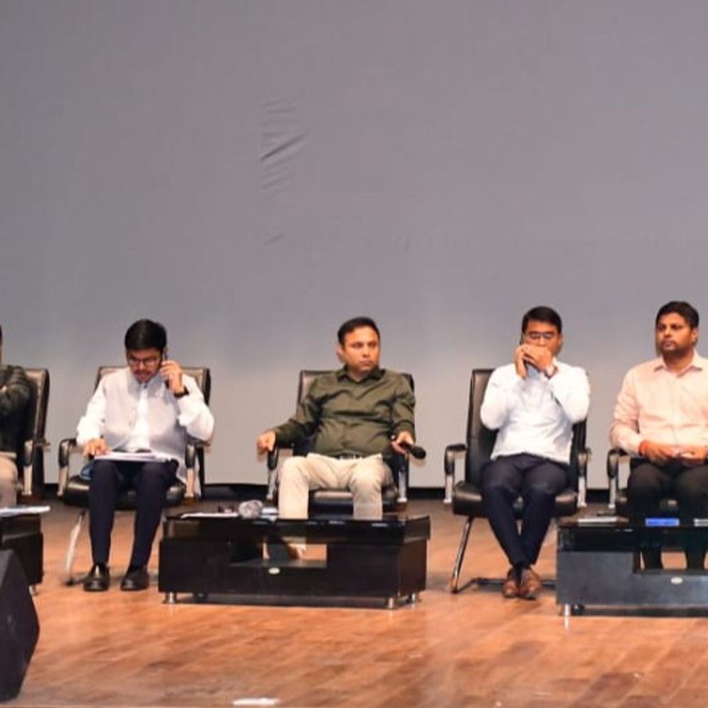 भागलपुर में वोटिंग को लेकर जिलाधिकारी ने की बैठक:अधिकारियों से बोले- पोलिंग बूथ पर पैनी नजर रखें, गड़बड़ी करने वालों के खिलाफ कार्रवाई की जाएगी