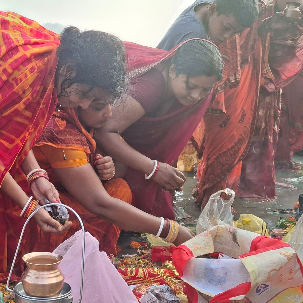 मुजफ्फरपुर में कार्तिक पूर्णिया पर श्रद्धालुओं की भीड़:बूढ़ी गंडक के घाटों पर लगाई डुबकी, परिवार के खुशहाली की कामना; एनडीआरएफ-पुलिसबल की तैनाती