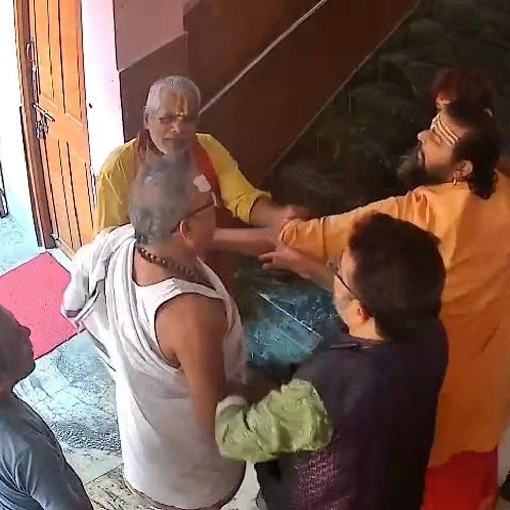 बाबा गरीबनाथ मंदिर में पुजारियों के बीच मारपीट; VIDEO:मामूली कहासुनी मारपीट तक पहुंची, रसीद कटाने को लेकर शुरू हुआ था विवाद