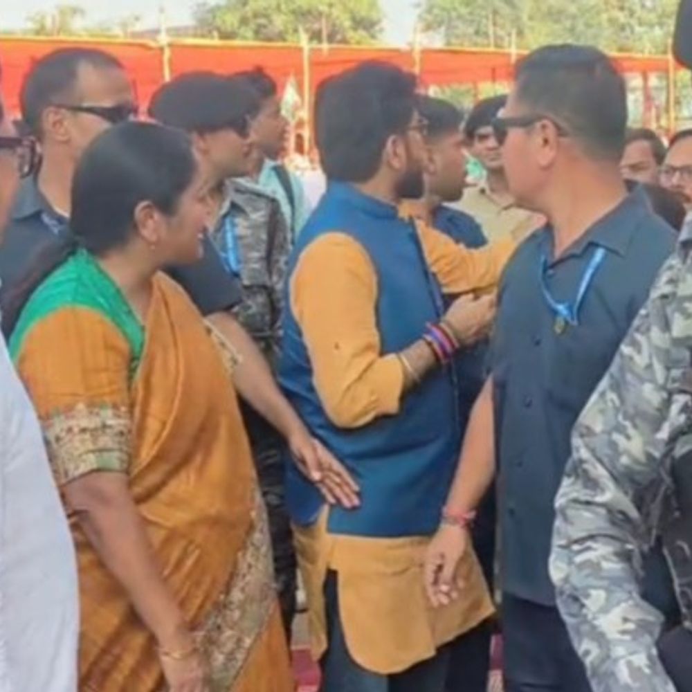 दिल्ली सीएम के मंच पर पहुंचते जयकारों से गूंजा मैदान:शेरघाटी में रेखा गुप्ता का दौरा- बोलीं, अप्पू-पप्पू की जोड़ी से बिहार को बचाना है