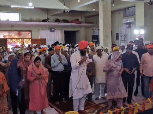 सीकर के गुरुद्वारे में अरदास व शब्द कीर्तन:556वें प्रकाश पर्व पर सिक्ख बंधुओं ने की विशेष आरती, लंगर लगाया