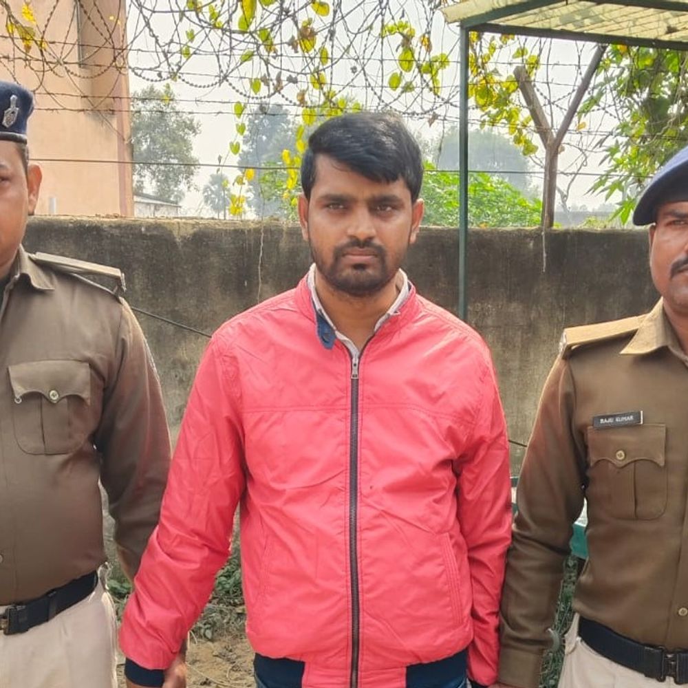 नालंदा में निगरानी विभाग की बड़ी कार्रवाई:करायपरसुराय अंचल कार्यालय में तैनात कर्मचार घूस लेते गिरफ्तार, म्यूटेशन के लिए 5 हजार मांगा था