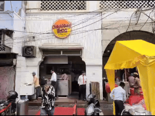 लखनऊ में मिलावट पर बड़ी कार्रवाई:छप्पन भोग, श्याम स्वाद, नीलकंठ समेत 10 नामी मिठाई दुकानों पर खाद्य विभाग का छापा, 20 लाख से अधिक की सड़ी मिठाइयां मिली