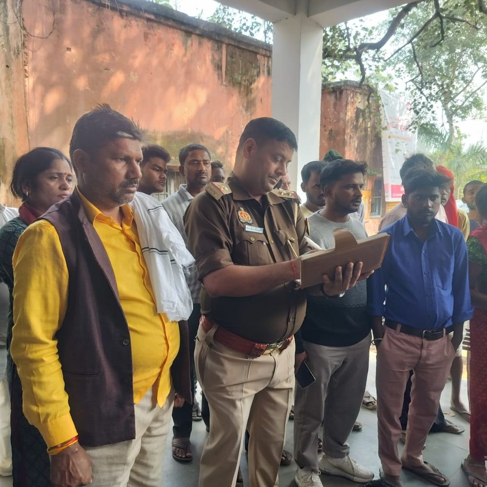 सड़क हादसे में महिला की मौत, पति घायल:अमेठी में पूर्वांचल एक्सप्रेसवे सर्विस रोड पर ई-रिक्शा ने बाइक को टक्कर मारी