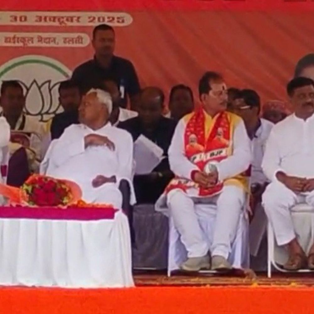 गिरिराज और ललन सिंह का रोड शो:बड़हिया से लखीसराय तक जगह-जगह बनाए गए स्वागत द्वार, विजय सिन्हा के समर्थन में करेंगे प्रचार