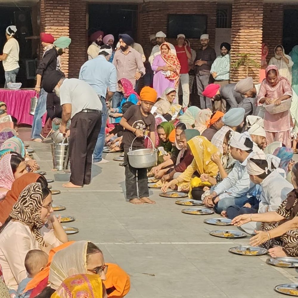 गुरु नानक देव जी का 556वां प्रकाश उत्सव मनाया:जालंधर के गुरुद्वारों में अखंड पाठ व कीर्तन दरबार आयोजित, लगाया लंगर
