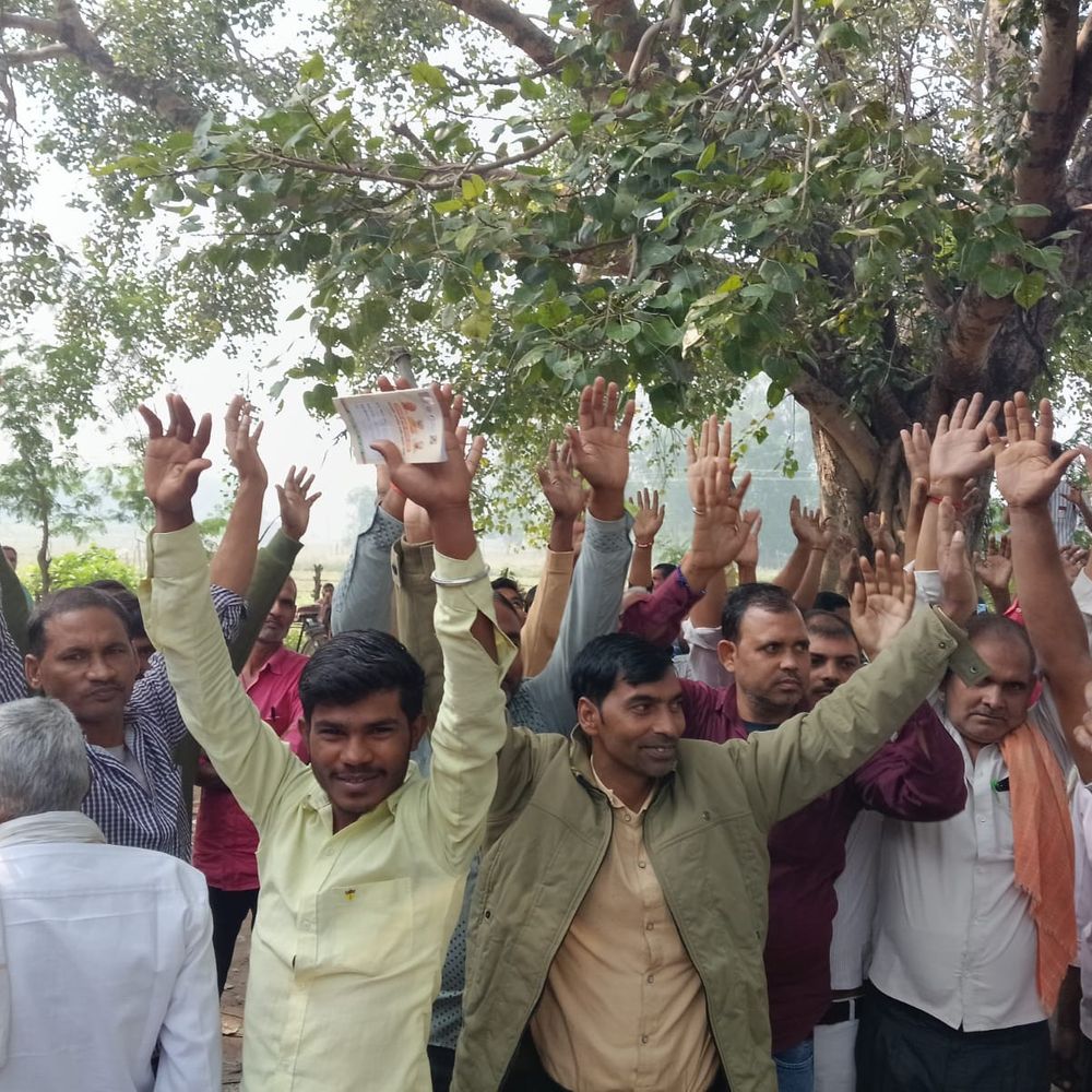 किसानों को नहीं मिल रही खाद, विभाग का दावा भरपूर:महंगी बिक्री का आरोप, किसानों ने की नारेबाजी, खाद गोदामों पर किसानों की भीड़