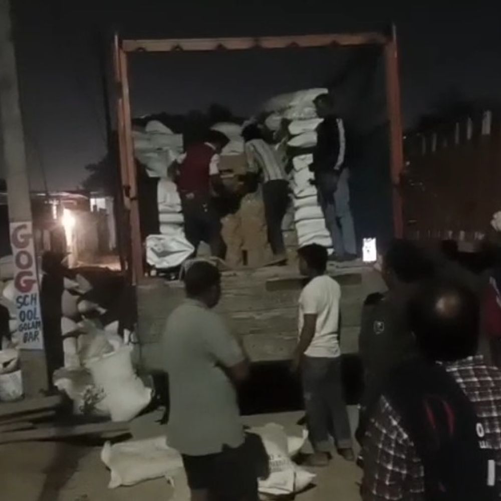 बक्सर में 50 लाख की विदेशी शराब जब्त:मुर्गी दाने के बोरे में छिपाकर लाई जा रही थी 393 पेटी, ड्राइवर से पूछताछ जारी