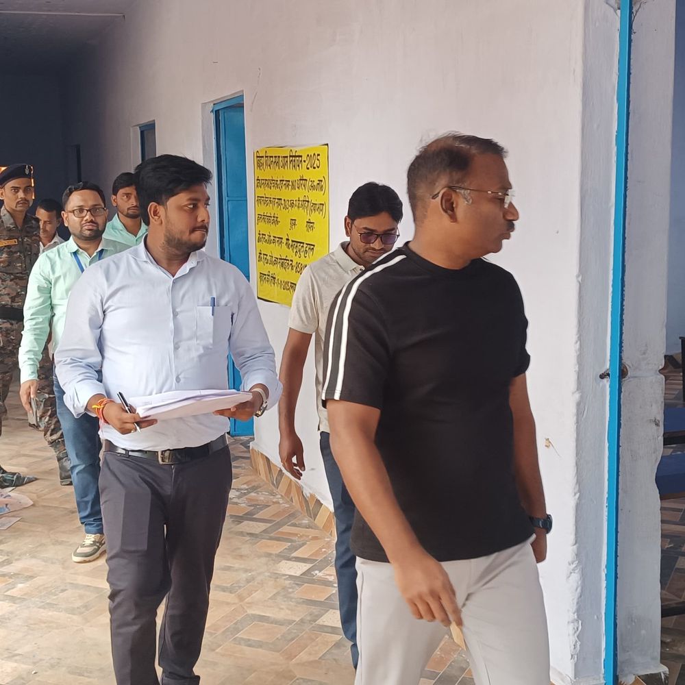 धोरैया में प्रेक्षक ने बीडीओ संग मतदान केंद्र निरीक्षण किया:तैयारी और सुरक्षा की समीक्षा की