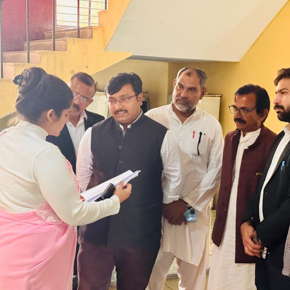 कांग्रेस जिलाध्यक्ष ने सीडीओ से की मुलाकात:मॉडल गांवों की बदहाल स्थिति पर जताई चिंता, कार्रवाई की मांग