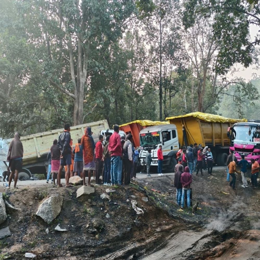 कोरबा में 2 ट्रकों में भिड़ंत…एक ड्राइवर की मौत:दूसरा गंभीर घायल, मौके पर लगी लोगों की भीड़, बोले- दोनों ट्रक स्पीड में थी