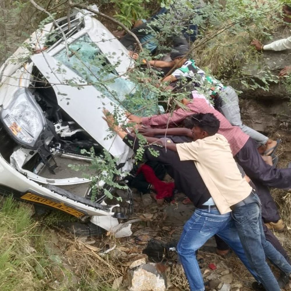उत्तराखंड में कार खाई में गिरी, दो की मौत:एक की हालत गंभीर, ग्रामीणों ने चलाया रेस्क्यू ऑपरेशन