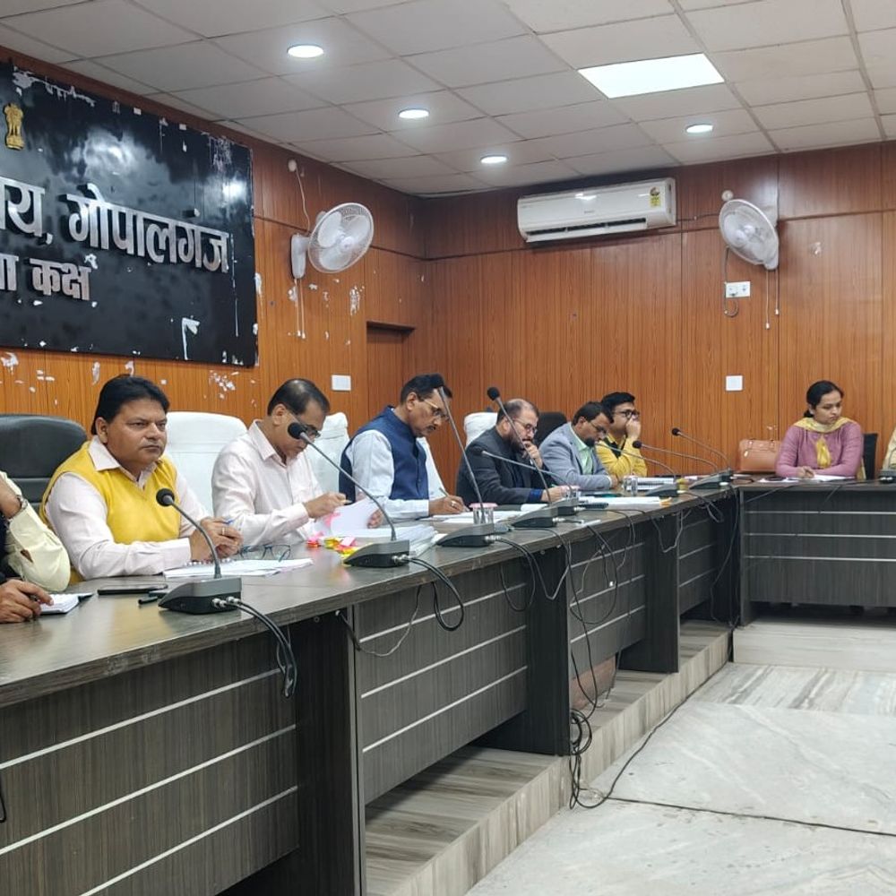 गोपालगंज में DM ने की नीलाम सखा बैठक:लोन नहीं चुकाने वालों पर कानूनी कार्रवाई और गिरफ्तारी के निर्देश