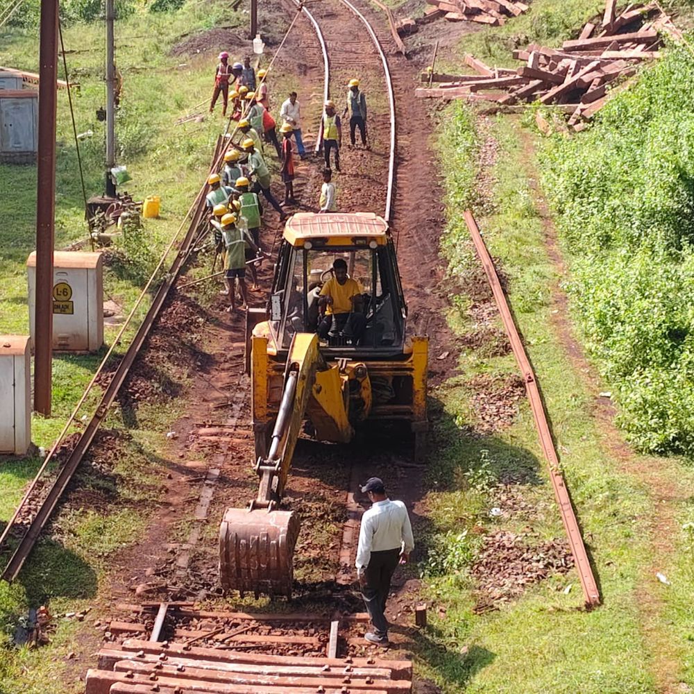 सेल खदान में बिछाई जा रही नई रेल पटरी:लगातार हो रही मालगाड़ी दुर्घटनाओं पर लगेगा विराम