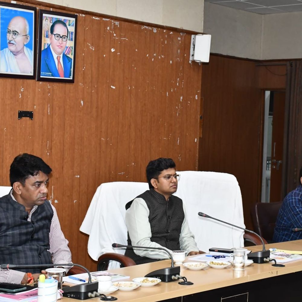 डीएम ने कहा- बच्चों की 100% उपस्थिति सुनिश्चित करें:सिद्धार्थनगर में बेसिक शिक्षा विभाग की समीक्षा, गुणवत्ता पर जोर