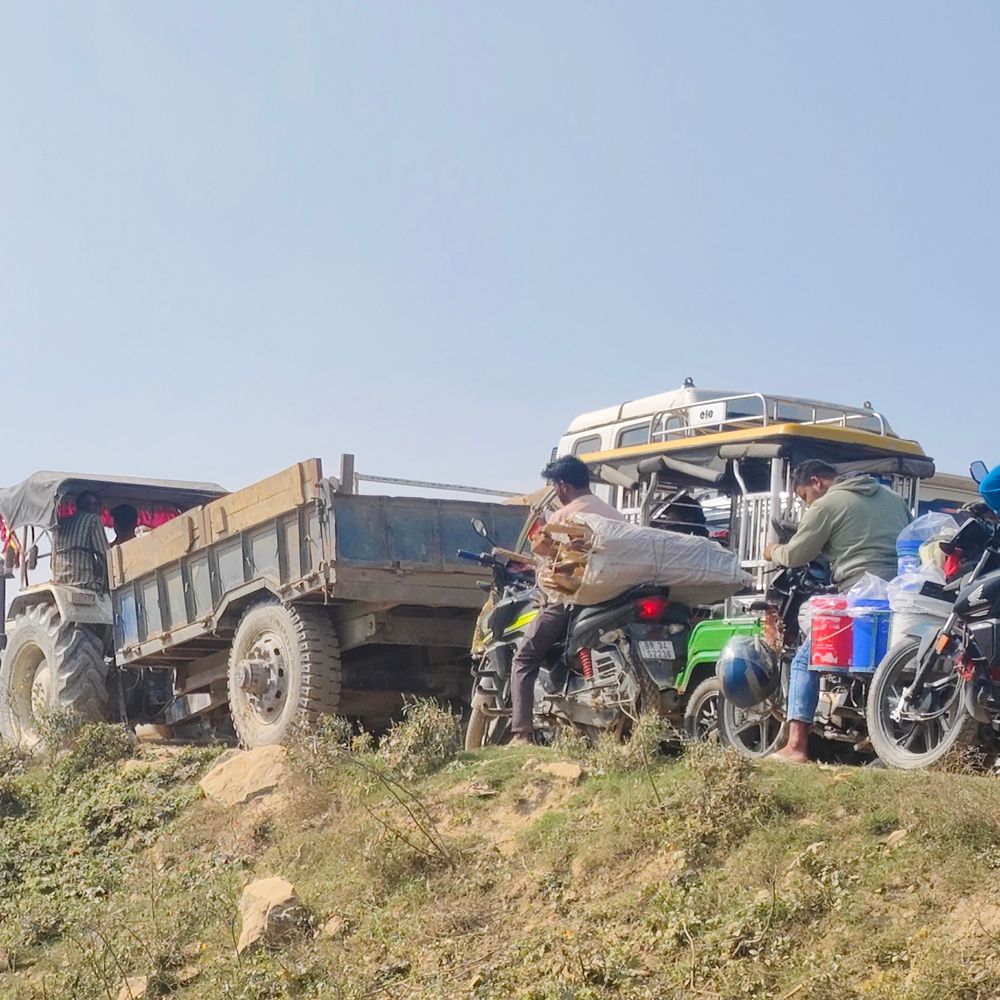 मानसी में कात्यायनी मंदिर मार्ग में लगा जाम:रिटायर्ड पुल 50 पर फंसे श्रद्धालु, जर्जर सड़क और वन-वे के कारण लोग परेशान