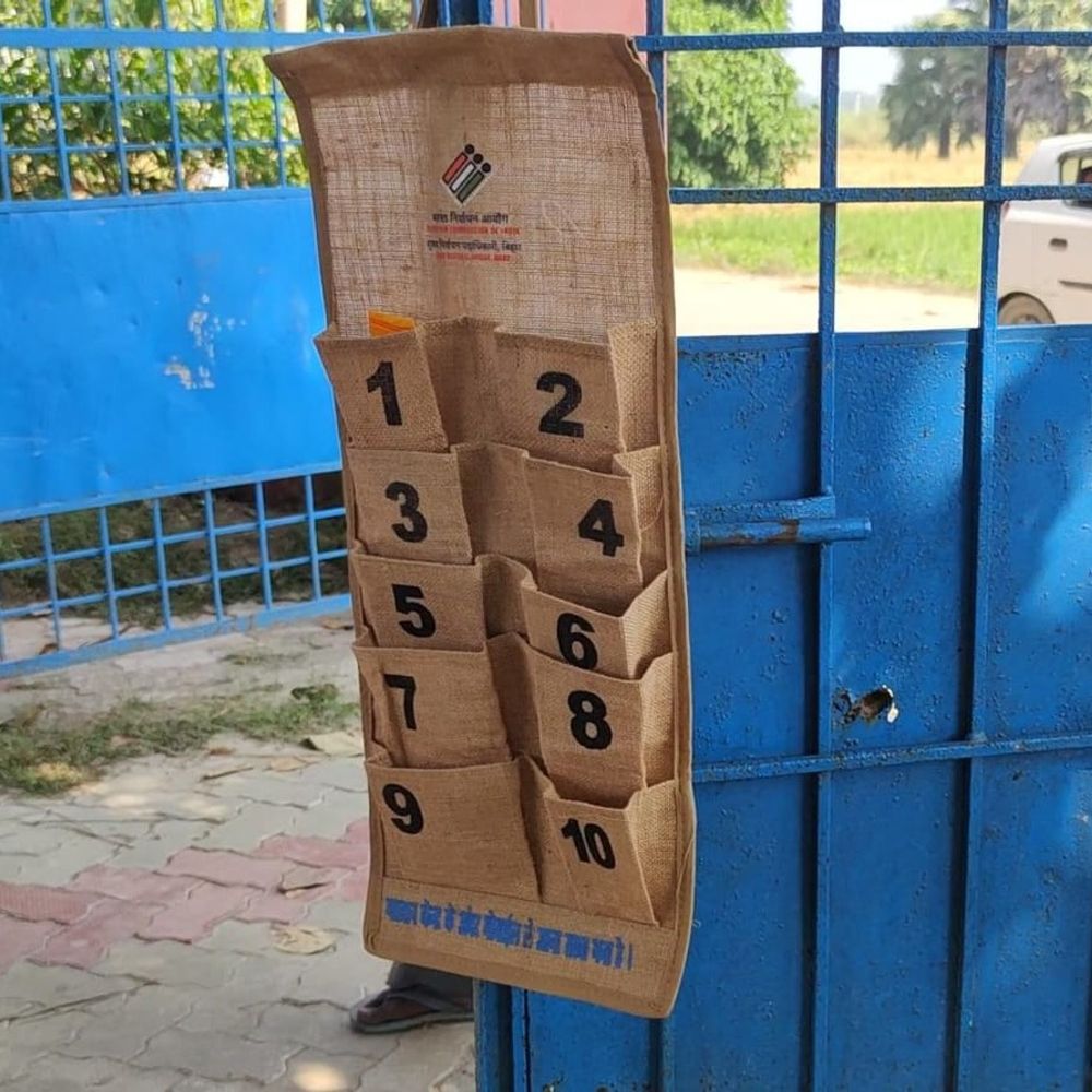 सीवान में मतदान करते वोटिंग कम्पार्टमेंट का वीडियो वायरल:चुनाव आयोग-पुलिस प्रशासन पर उठे सवाल, निगरानी के दावे खोखले