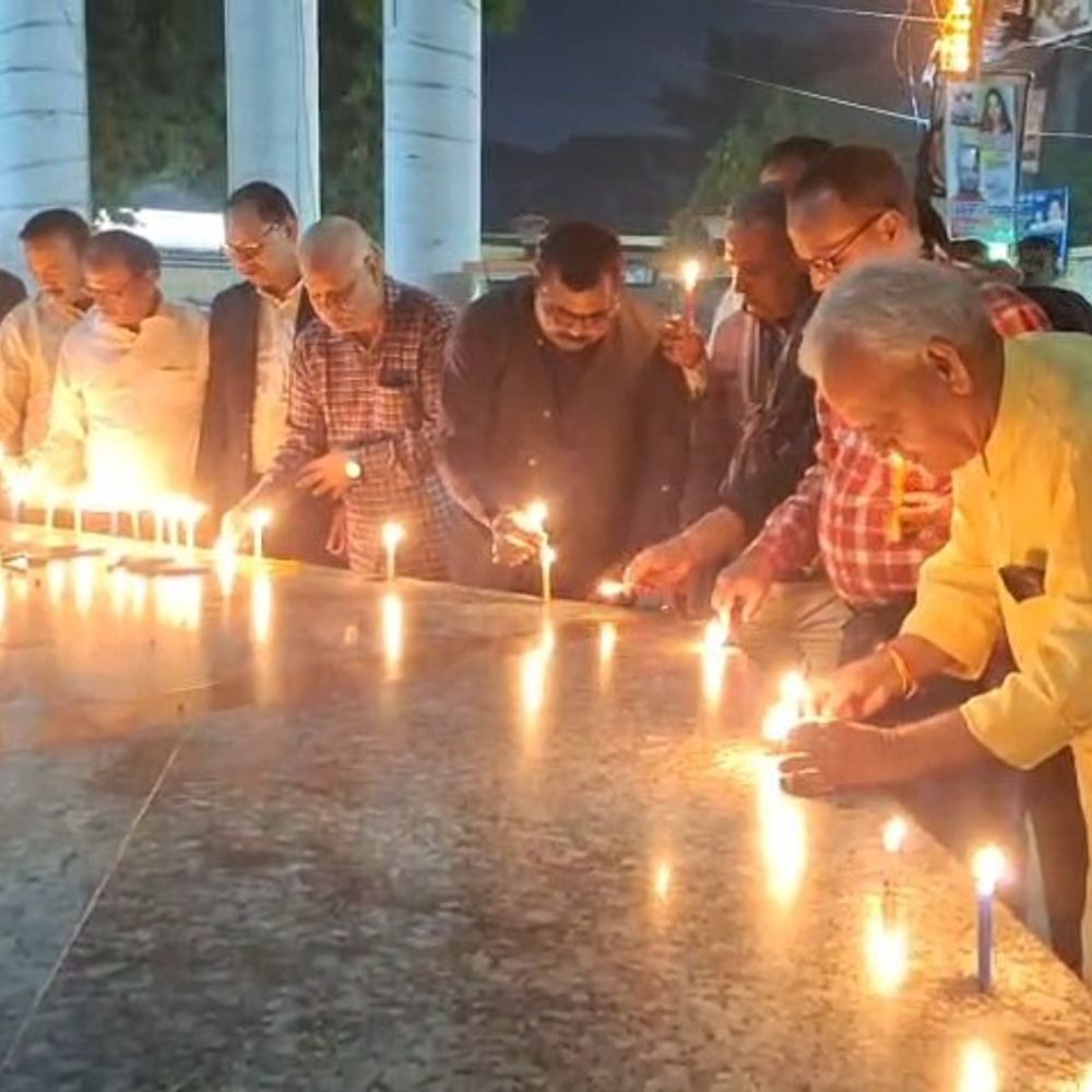 दिल्ली ब्लास्ट के मृतकों को वकीलों ने दी श्रद्धांजलि:सरजू पांडेय पार्क में एकजुट हुए, आतंकियों पर कार्रवाई की मांग