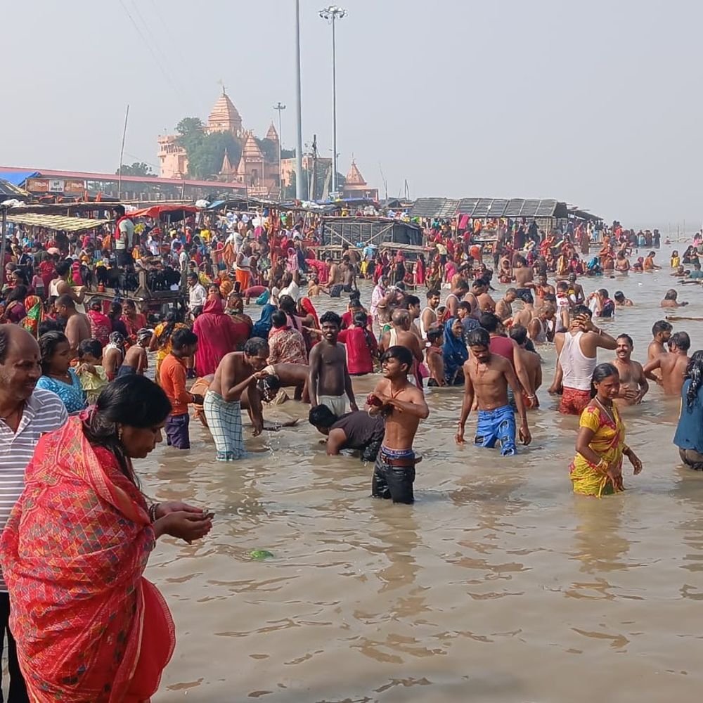 अजगैबीनाथ धाम और बरारी घाट पर उमड़ी श्रद्धालुओं की भीड़:कार्तिक पूर्णिमा पर हजारों भक्तों ने गंगा में लगाई डुबकी, सुरक्षा के पुख्ता इंतजाम