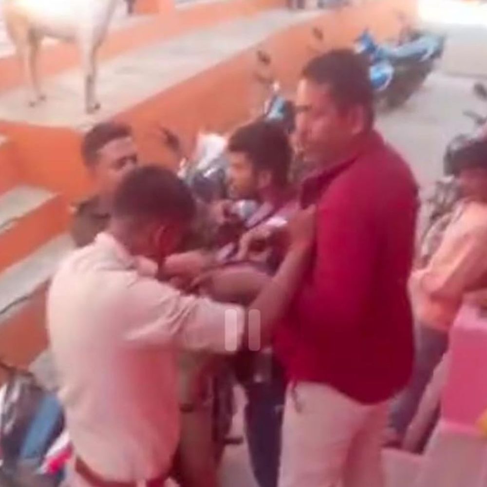 होमगार्ड ने आधार संशोधन कराने गए युवक को पीटा:ललितपुर में मारपीट का वीडियो आया सामने, एसपी से शिकायत की