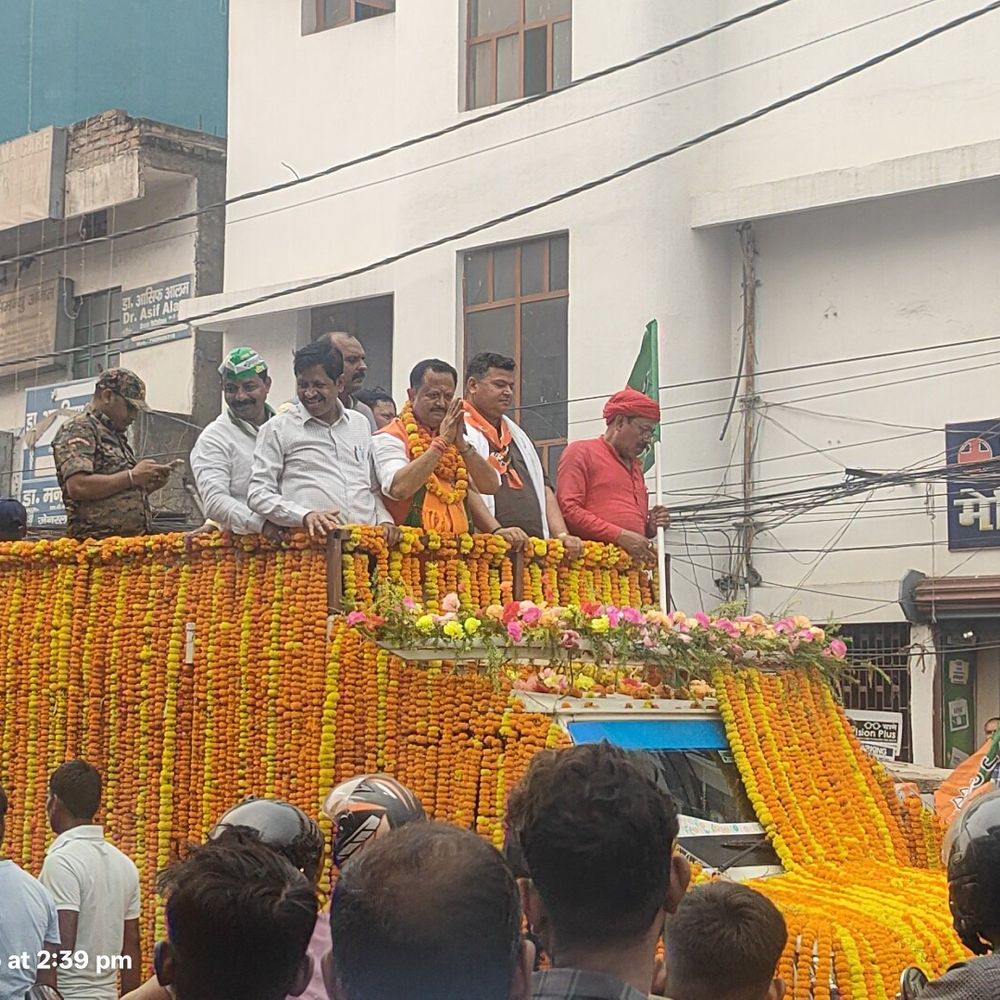 मुजफ्फरपुर में स्मृति ईरानी, राजभूषण निषाद ने किया रोड शो:एनडीए उम्मीदवार रंजन कुमार के लिए मांगे वोट, 12 किलोमीटर तक चला काफिला