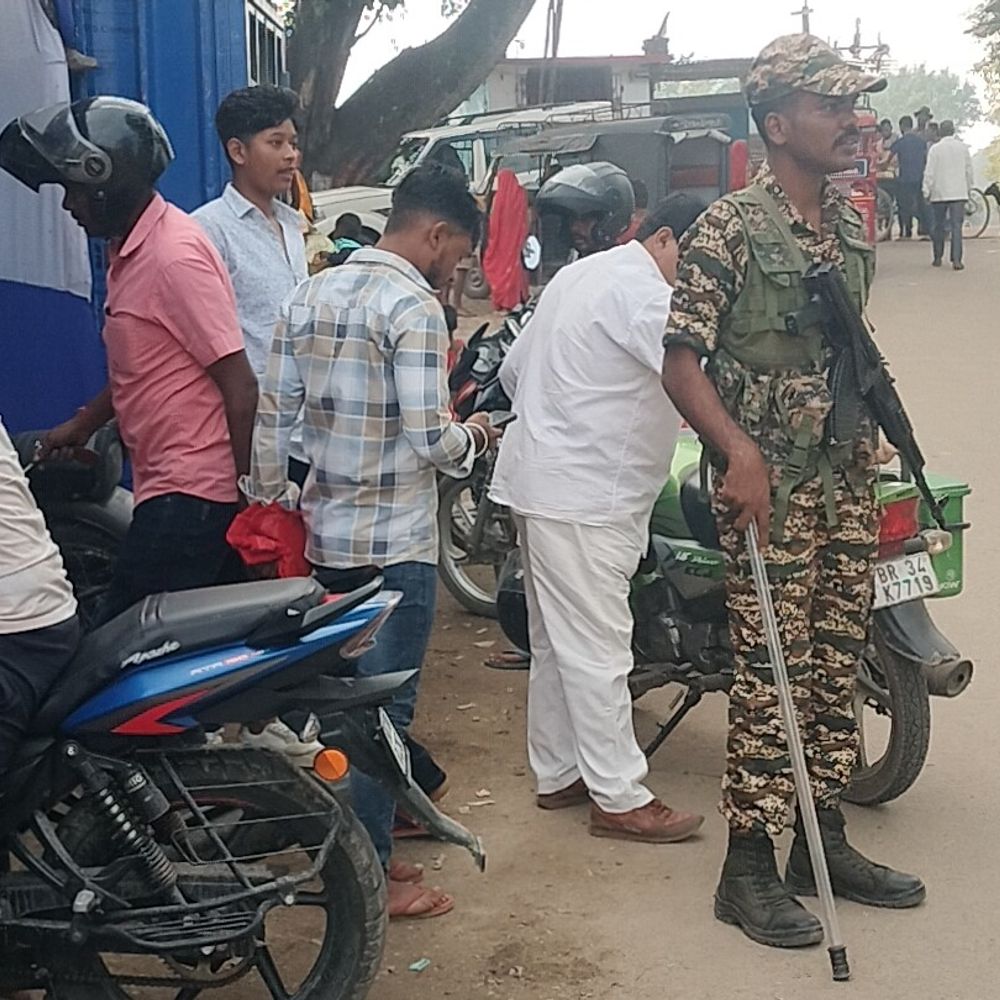 गोगरी में पुलिस का सघन जांच अभियान:वाहनों की तलाशी ली गई, यातायात व्यवस्था का पालन न करने वालों पर कार्रवाई