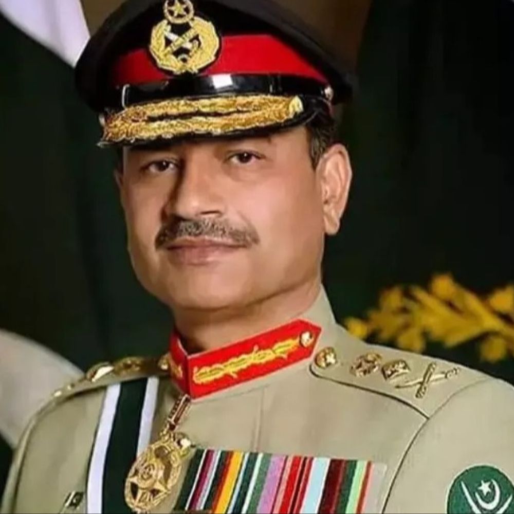 पाकिस्तान में आर्मी चीफ मुनीर प्रधानमंत्री-राष्ट्रपति से ज्यादा ताकतवर:तीनों सेनाओं के मुखिया, परमाणु हथियार की कमांड मिलेगी; कानून बनाने के लिए संसद में वोटिंग होगी