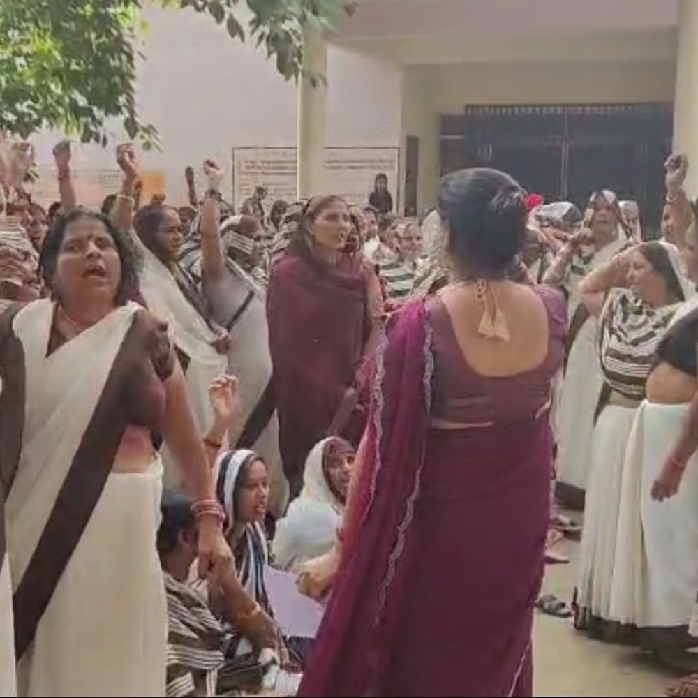 अयोध्या में आशा कार्यकर्ताओं ने सरकार विरोधी नारे लगाए:अमानीगंज सीएचसी पर प्रदर्शन का वीडियो सोशल मीडिया पर वायरल