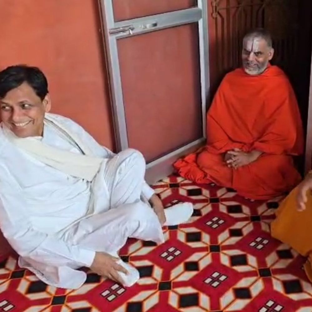 केंद्रीय गृह राज्य मंत्री नित्यानंद राय चरित्रवन आश्रम पहुंचे:जीयर स्वामी जी से लिया आशीर्वाद, मानव कल्याण की कामना की