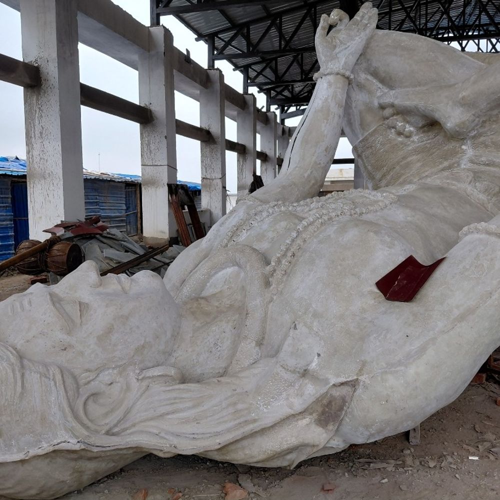 12 फीट ऊंची आदियोगी की प्रतिमा लेने लगी आकार:शमशान घाट में होगा स्थापित, जालंधर के कारीगर कर रहे तैयार; शिव की जटाओं से निकलेगा पानी