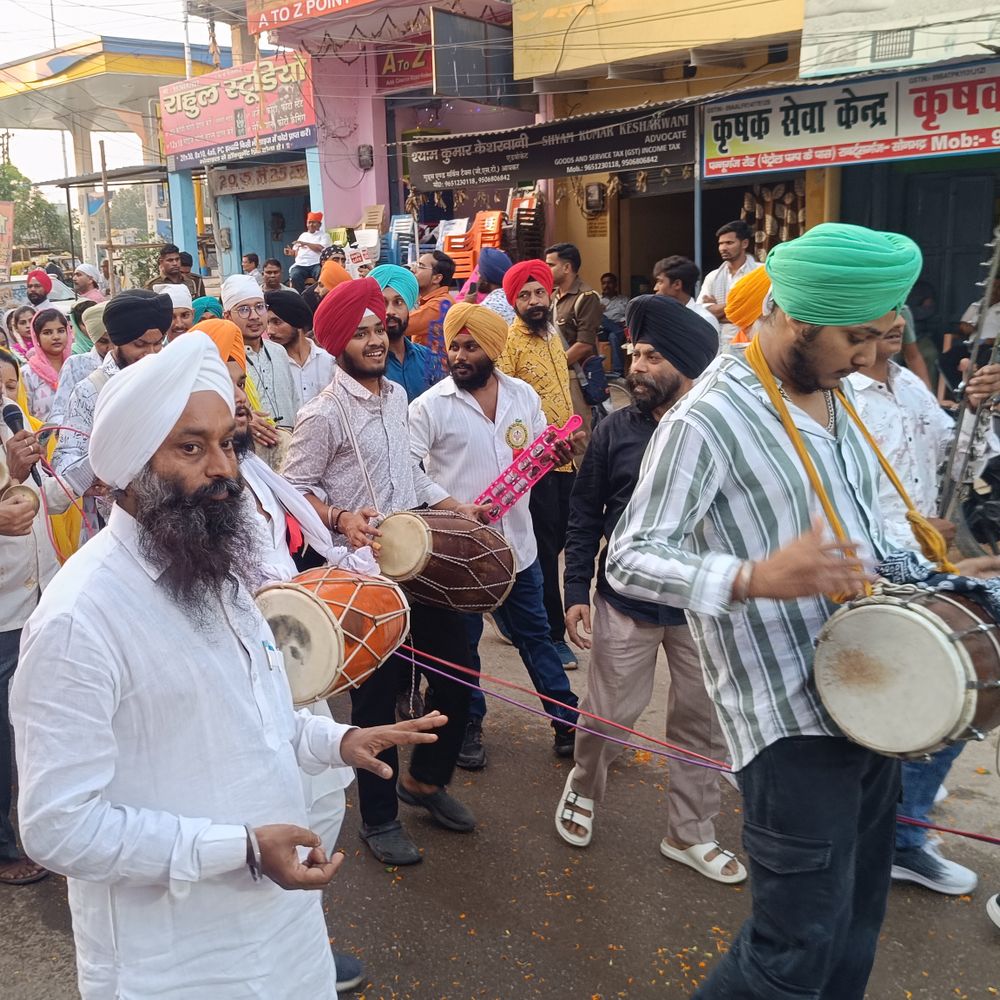 सोनभद्र में गुरु नानक जयंती पर शोभायात्रा का VIDEO:गुरुद्वारा श्री गुरु सिंह सभा में मनाया गया प्रकाश पर्व, उमड़ी संगत ने छका लंगर