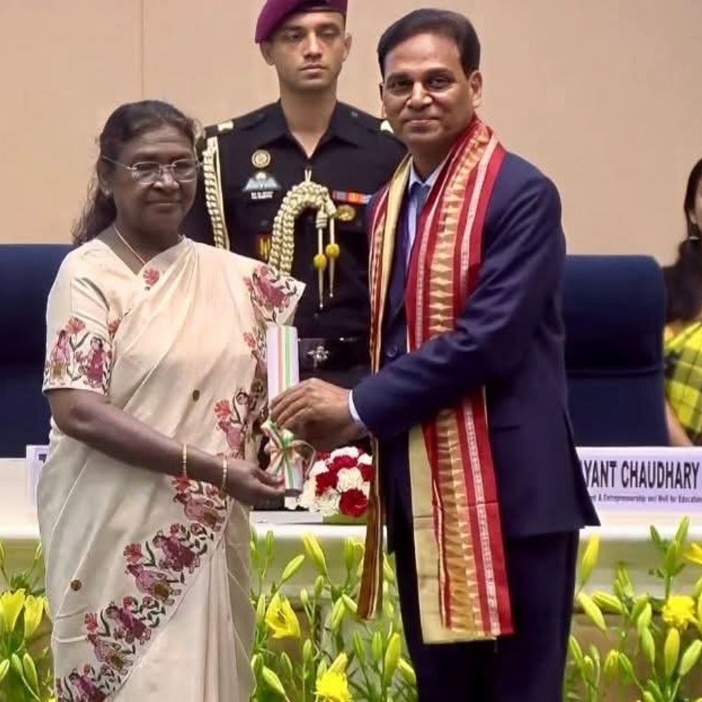 राष्ट्रपति पुरस्कार से सम्मानित प्राचार्य अवधेश झा पहुंचे पैतृक गांव:ग्रामीणों संग बांटी खुशियां, प्रीतिभोज का किया आयोजन