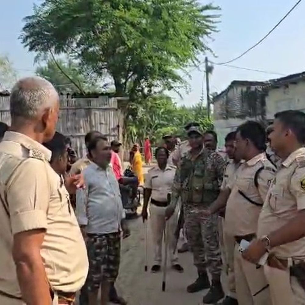 सिंहवाड़ा में मतदान के दौरान हंगामा, दो गिरफ्तार:पकरिहार बूथ पर मतदान में गड़बड़ी का आरोप, दो पक्षों में झड़प, पुलिस ने भीड़ को खदेड़ा