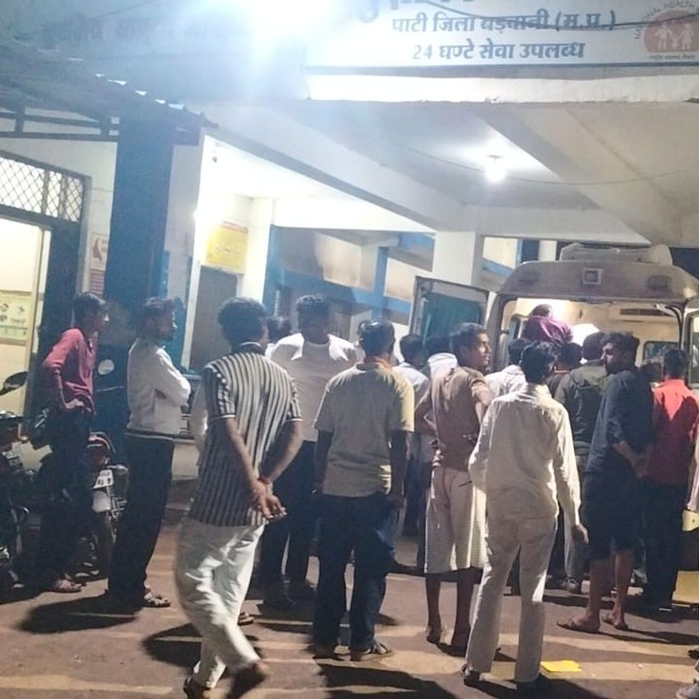 बेटे की शादी का कार्ड बांटकर लौटते पिता की मौत:अज्ञात वाहन की टक्कर से 2 लोगों ने मौके पर तोड़ा दम; 8 दिसंबर को थी शादी