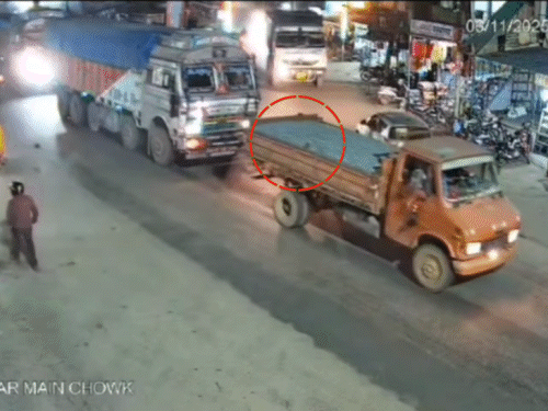 बोकारो में सड़क हादसे में युवक की मौत:घटना का CCTV आया सामने, दो ट्रेलर के बीच से निकलने की कोशिश में गई जान