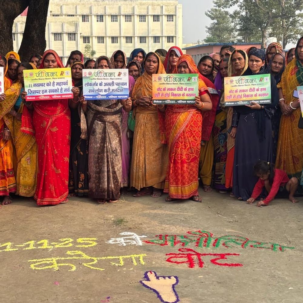 मझौलिया में जीविका दीदियों ने निकाली मतदाता जागरूकता रैली:विधानसभा चुनाव में लोगों से मतदान करने की अपील की