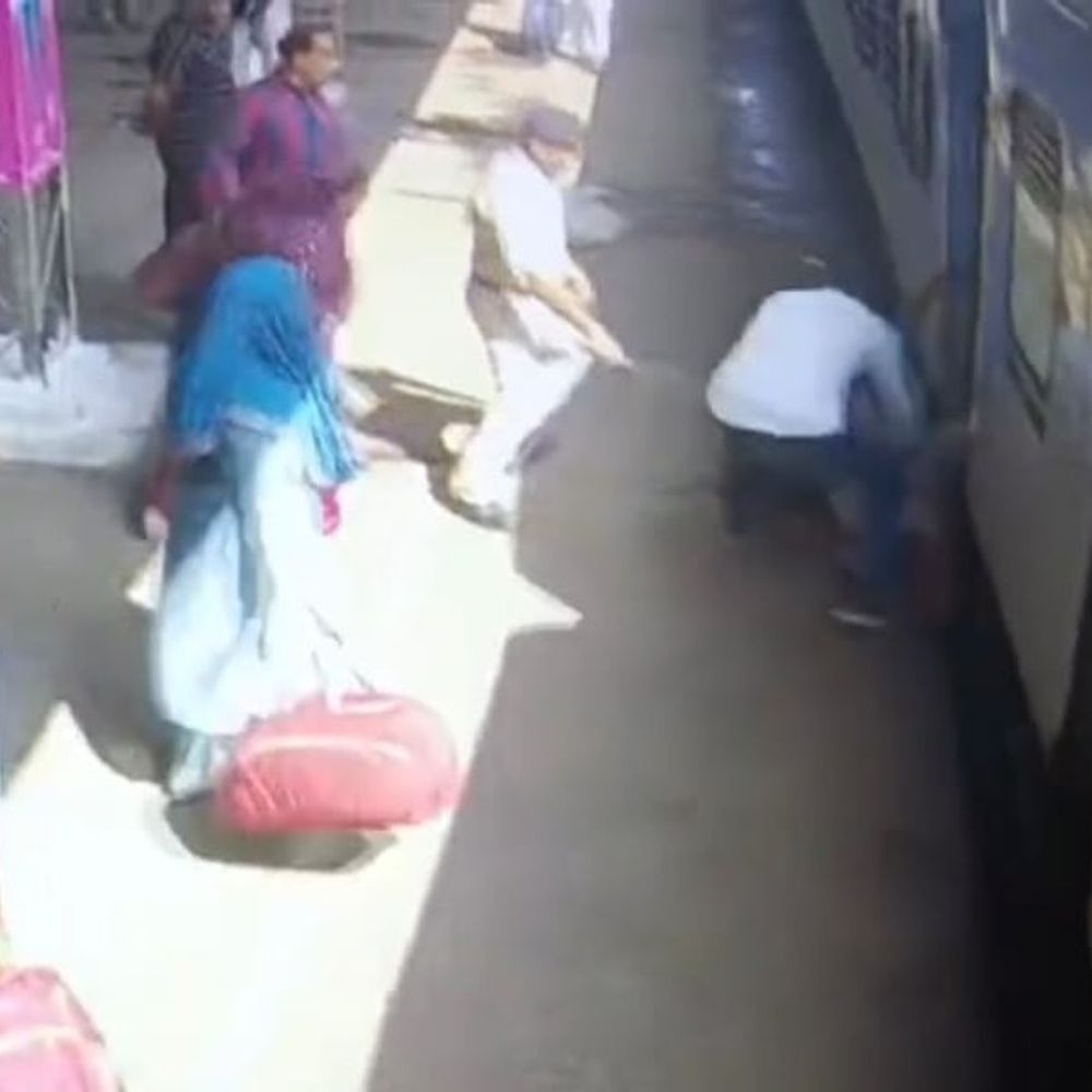 ट्रेन में चढ़ रही थी महिला पुलिस अधिकारी:अचानक फिसल गया पैर, RPF जवान ने बचाया; जबलपुर से कटनी जा रही थी