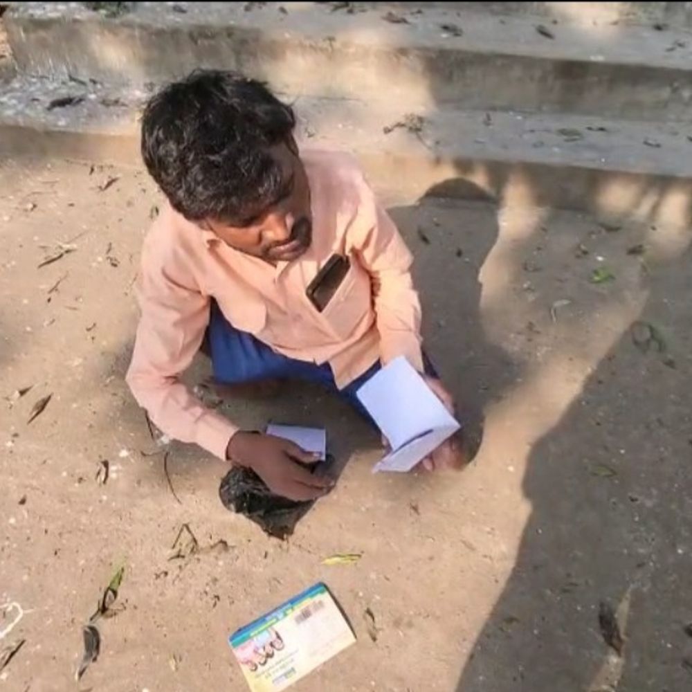 जहानाबाद में विकलांग व्यक्ति के खाते से 10,000 की ठगी:साइबर फ्रॉड ने मोबाइल छीनकर भी 3,800 रुपए उड़ाए, थाने में लिखित शिकायत दर्ज