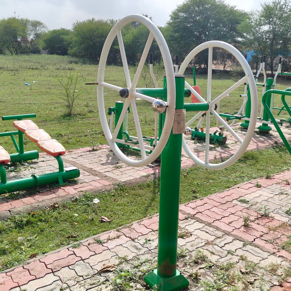 शासकीय कॉलेजों की ओपन जिम की मशीनें खा रहीं धूल:रायसेन में 3 साल से अनुपयोगी, तत्कालीन उच्च शिक्षा मंत्री मोहन यादव ने 2022 में किया था लोकार्पण