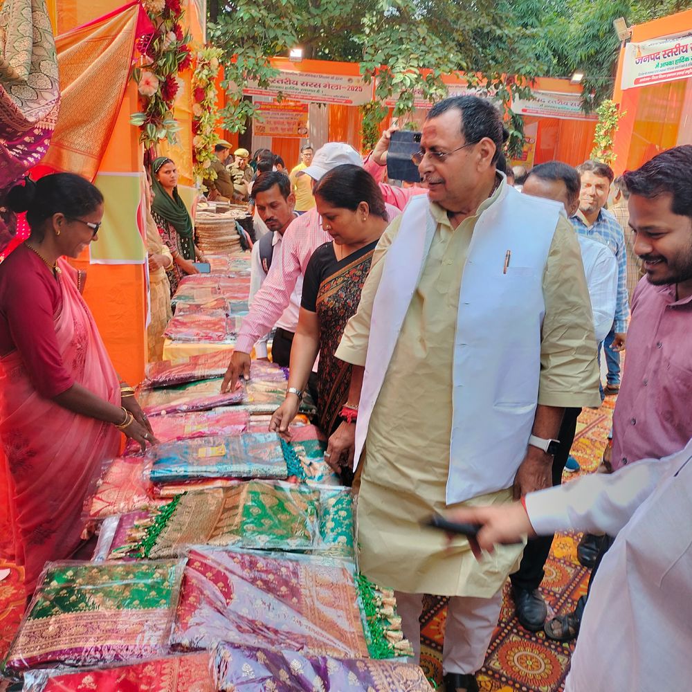 मिर्जापुर में तीन दिवसीय सरस मेला शुरू:स्थानीय उत्पादों और महिला समूहों ने लगाए स्टॉल, कैंप में विधायकों ने कराई जांच