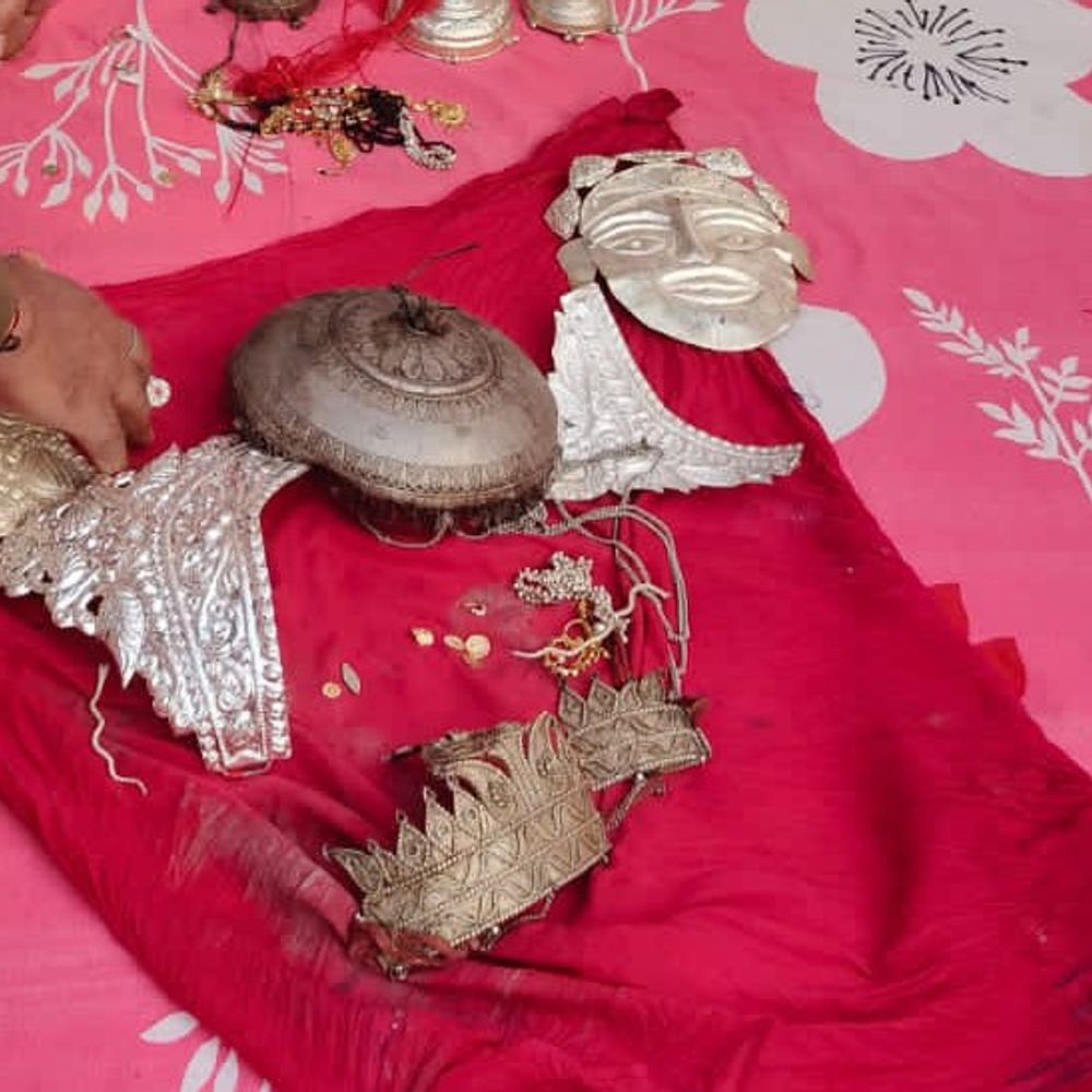 सहरसा पुलिस ने मंदिर चोरी का किया खुलासा:बनगांव भगवती मंदिर से चोरी हुए सोने-चांदी के सभी आभूषण बरामद