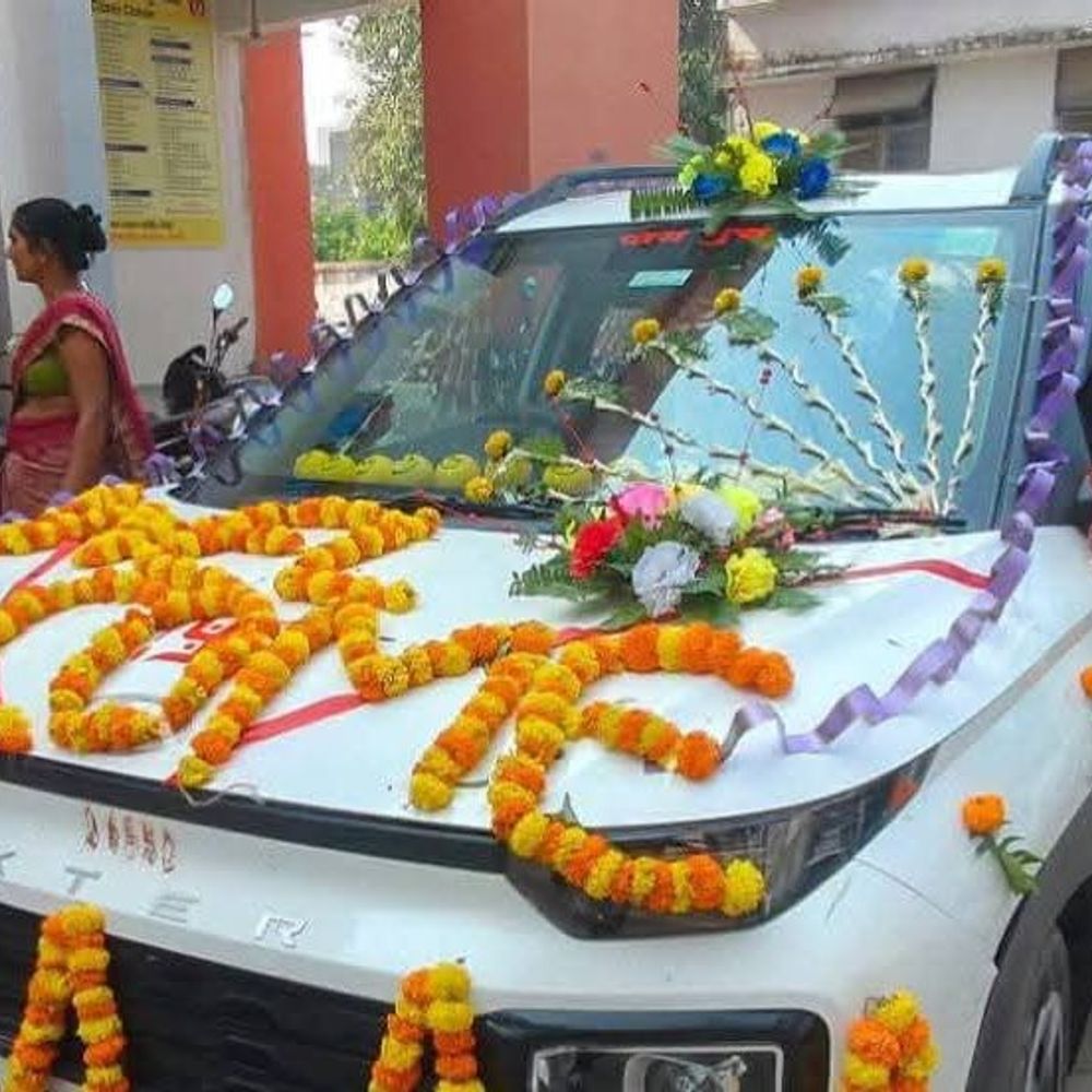 गाड़ी सजाकर बैंड-बाजे के साथ नवजात को घर लाया:खगड़िया में बेटी के जन्म पर पिता ने मनाया जश्न, देखने जुटी लोगों की भीड़