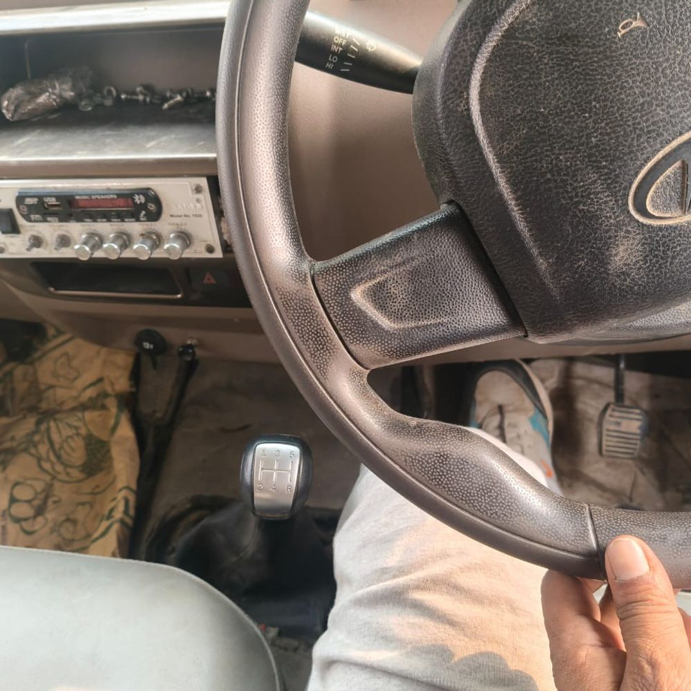 लार थाने में खड़ी पिकअप के पार्ट्स चोरी:सड़क हादसे के मामले में किया था जब्त, वाहन स्वामी ने उच्चाधिकारियों से की शिकायत