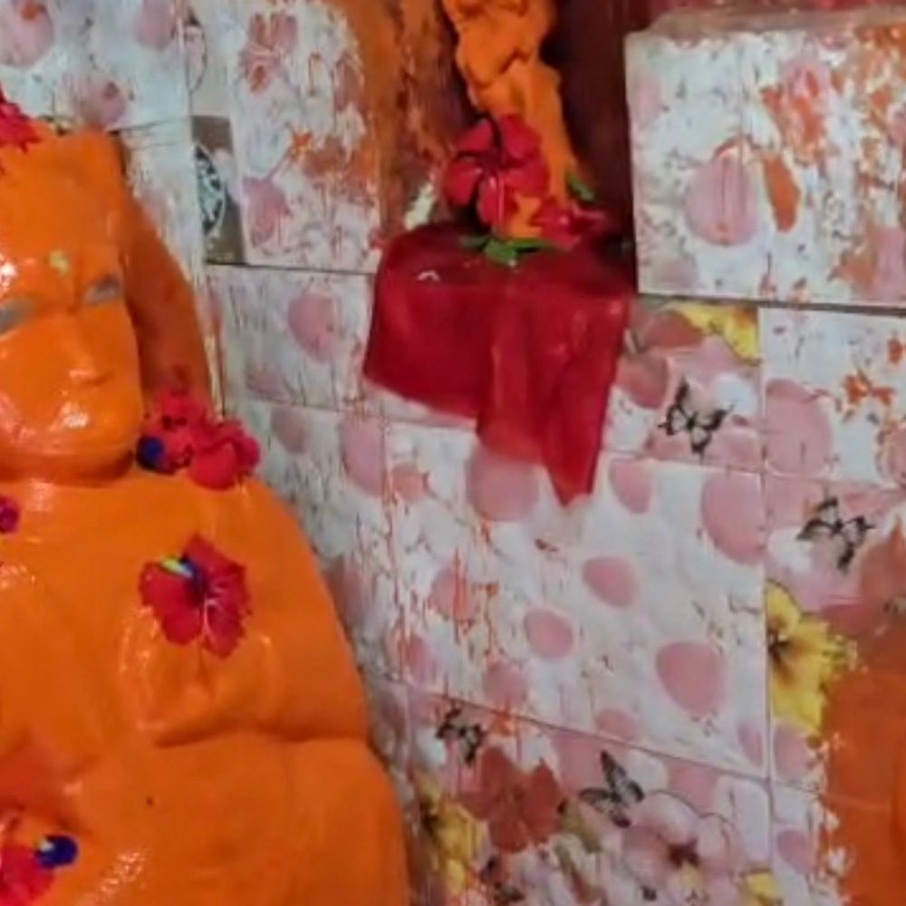 कटनी: हनुमान मंदिर से चांदी का मुकुट-गदा चोरी:लाखों के आभूषण गायब, ग्रामीणों में आक्रोश, पुलिस जांच में जुटी