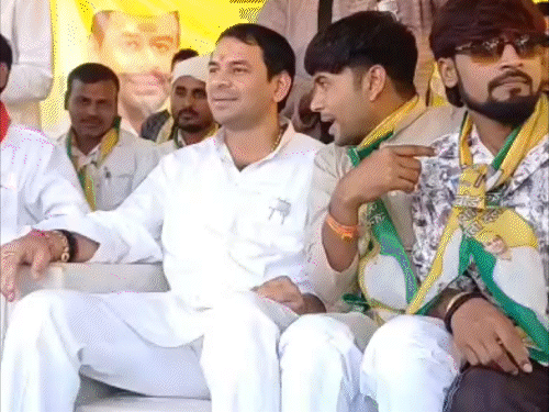 गयाजी में हरा गमछा देकर गुस्सा हुए तेज प्रताप यादव:बोले- पांच जयचंदों ने मिलकर मुझे घर से निकाला, अब जनता ही मेरा घर है