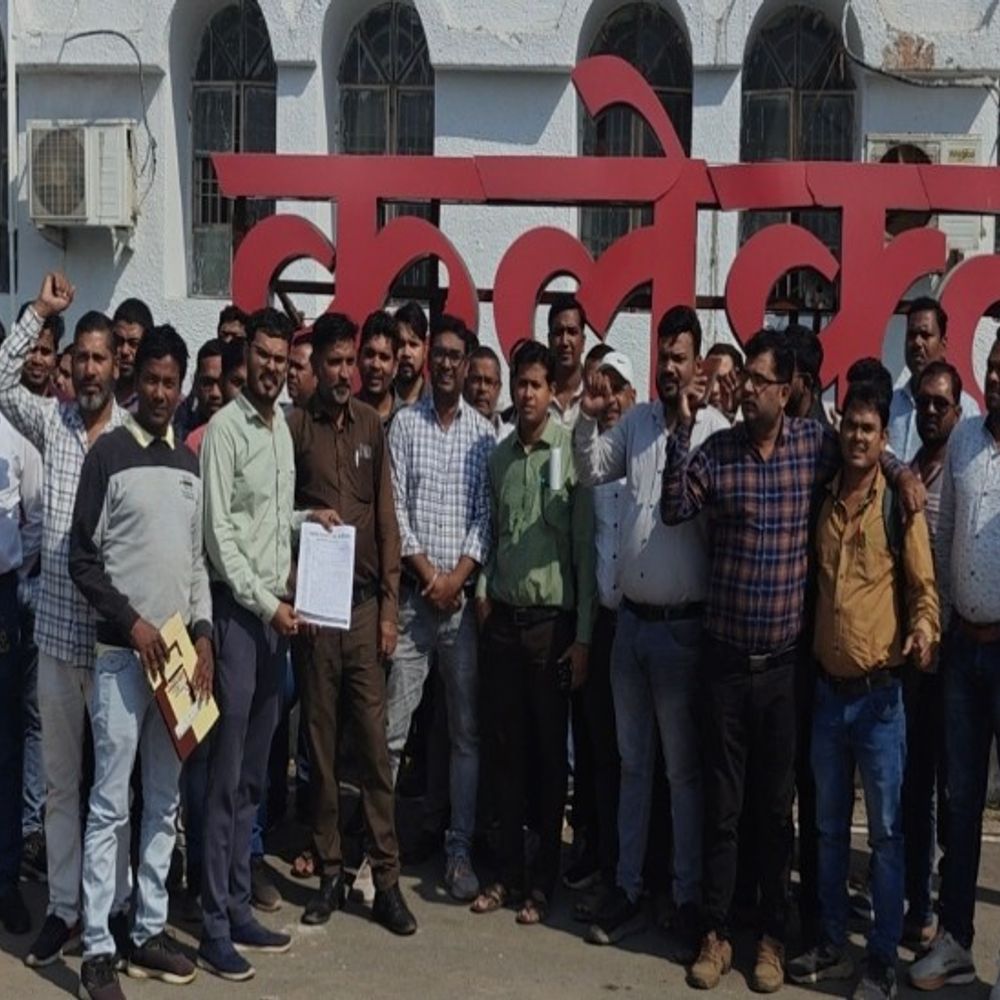 पटवारी संघ ने धान खरीदी कार्य से मुक्ति मांगी:जांजगीर-चांपा में खाद्य सुरक्षा शाखा के आदेश पर आपत्ति, कलेक्टर को सौंपा ज्ञापन