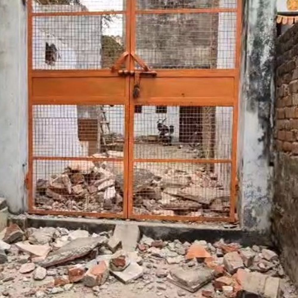 धार्मिक आयोजन होने वाली जगह बाउंड्रीवाल:एटा में वार्ष्णेय समाज में आक्रोश, पुलिस से शिकायत दर्ज