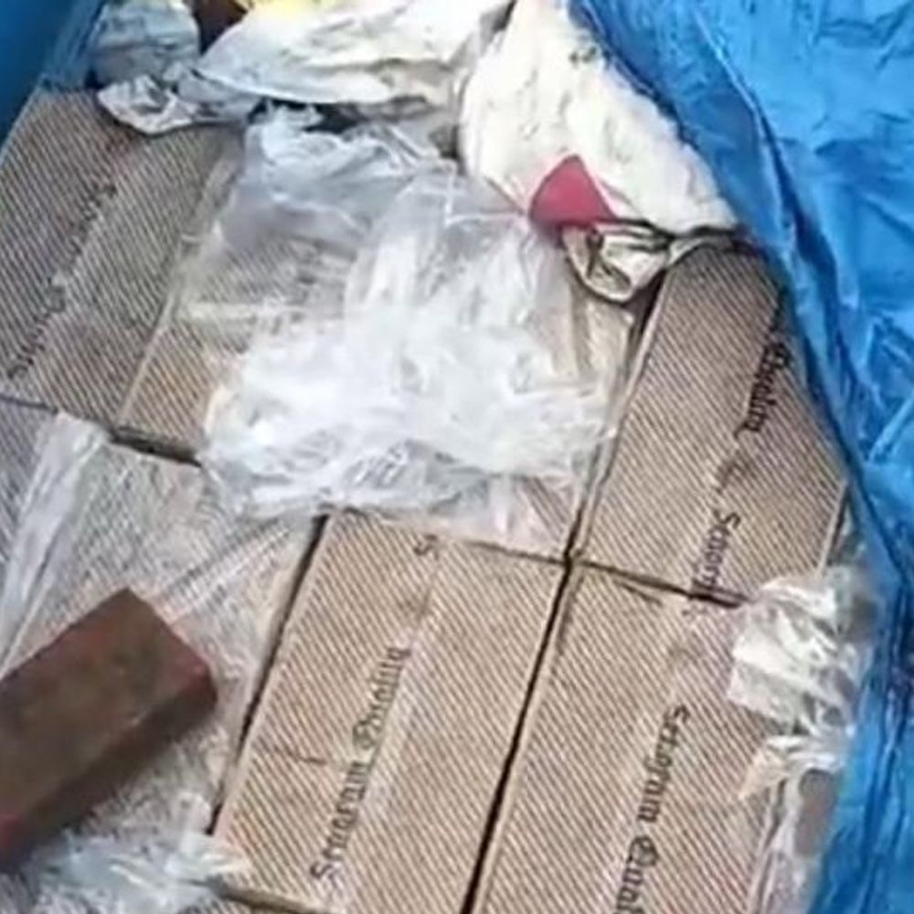 प्रचार वाहन से अंग्रेजी शराब बरामद:गुरारू में पुलिस ने गाड़ी जब्त कर जांच शुरू की