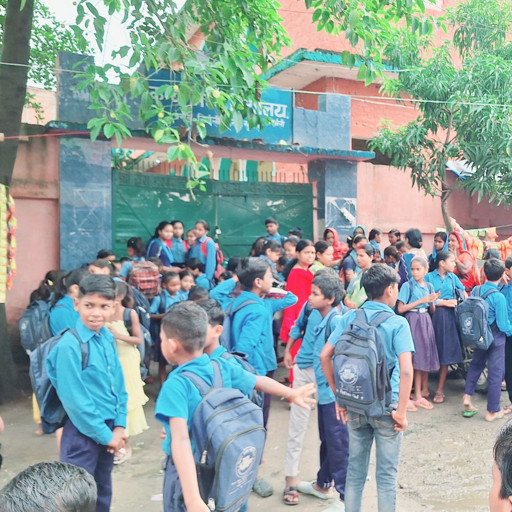 हेड मास्टर की लापरवाही; 9:44 बजे तक बंद रहा स्कूल:सुपौल में टीचर्स – स्टूडेंट्स खड़े रहे बाहर, DM ने दिए कार्रवाई के निर्देश